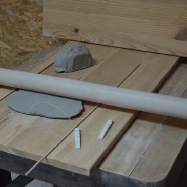 Terre sur billot pour travail à la plaque. My Little Poterie