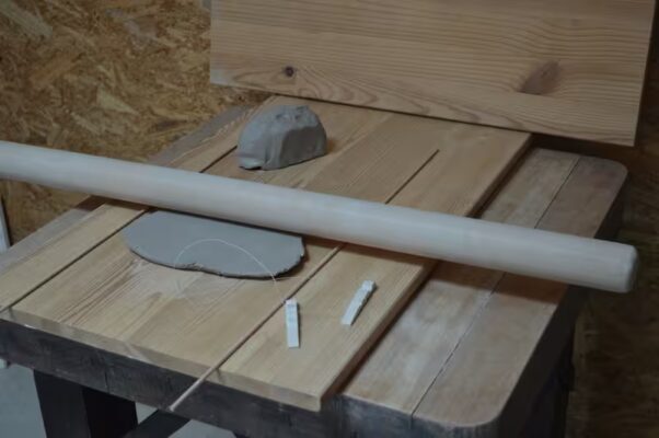 Terre sur billot pour travail à la plaque. My Little Poterie